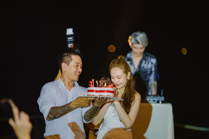 Hình ảnh hài hước của Tuấn Hưng sau khi hết mình biểu diễn tại gia