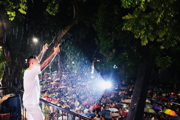 Hình ảnh hài hước của Tuấn Hưng sau khi hết mình biểu diễn tại gia