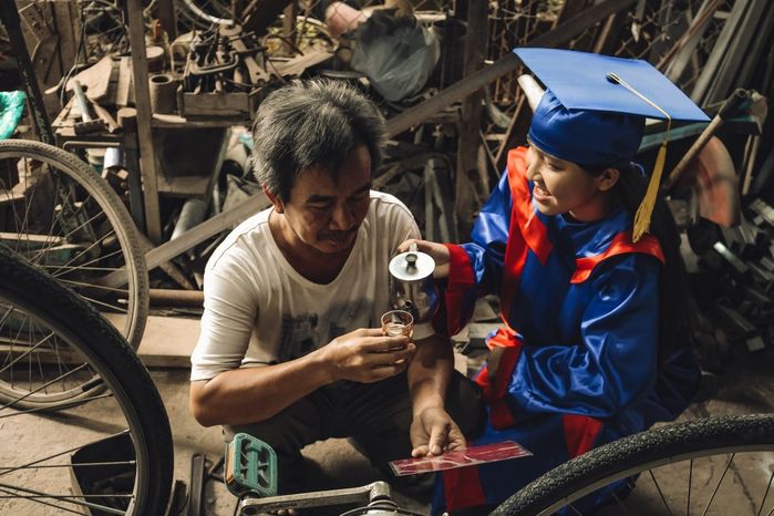 Khoảnh khắc con cái khoác áo tốt nghiệp bên cha mẹ cơ hàn