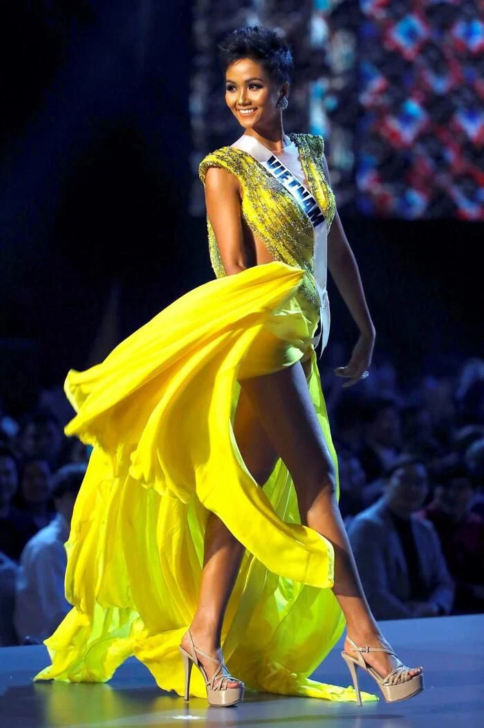 Kiểu catwalk mang dấu ấn của các nàng Hậu: Khánh Vân thần thái
