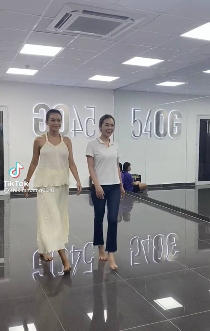 Kim Chi Hoàng được dân tình khuyên cười ít thôi khi thi Hoa hậu