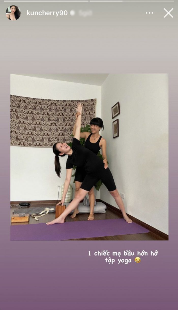 Làm mẹ bầu, nữ MC VTV và vợ Bùi Tiến Dũng đều đam mê giữ dáng với Yoga