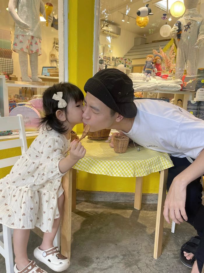 Lần đầu lên chức bố, hot boy Phí Ngọc Hưng chăm sóc con gái cực khéo