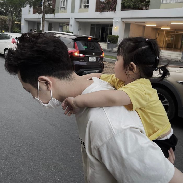 Lần đầu lên chức bố, hot boy Phí Ngọc Hưng chăm sóc con gái cực khéo