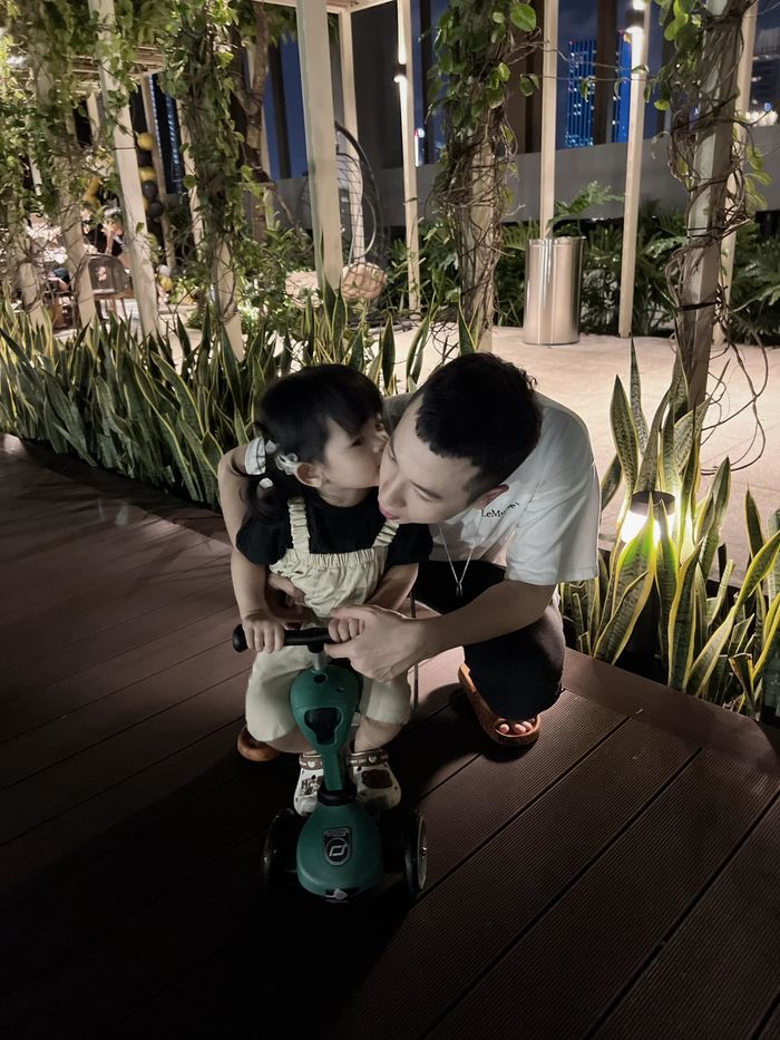 Lần đầu lên chức bố, hot boy Phí Ngọc Hưng chăm sóc con gái cực khéo