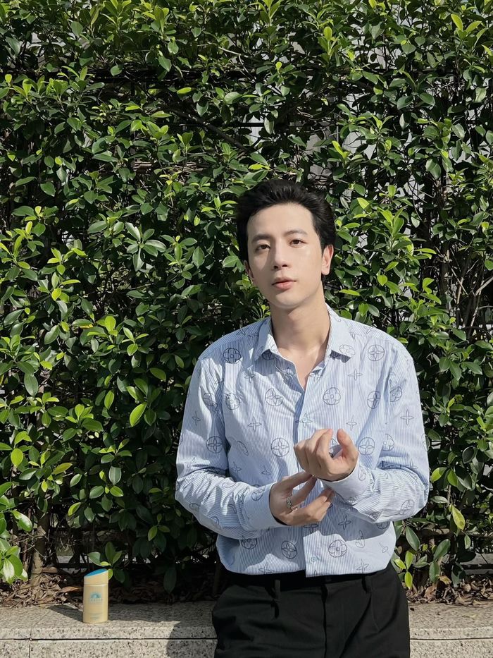 Lần đầu lên chức bố, hot boy Phí Ngọc Hưng chăm sóc con gái cực khéo