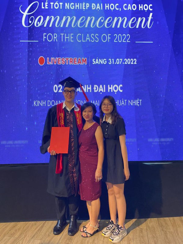 Lâu lâu mới tốt nghiệp Đại học, thanh niên đi khoe hết thành phố