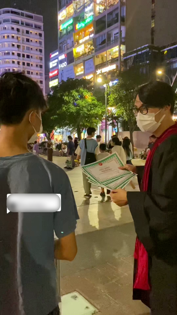 Lâu lâu mới tốt nghiệp Đại học, thanh niên đi khoe hết thành phố
