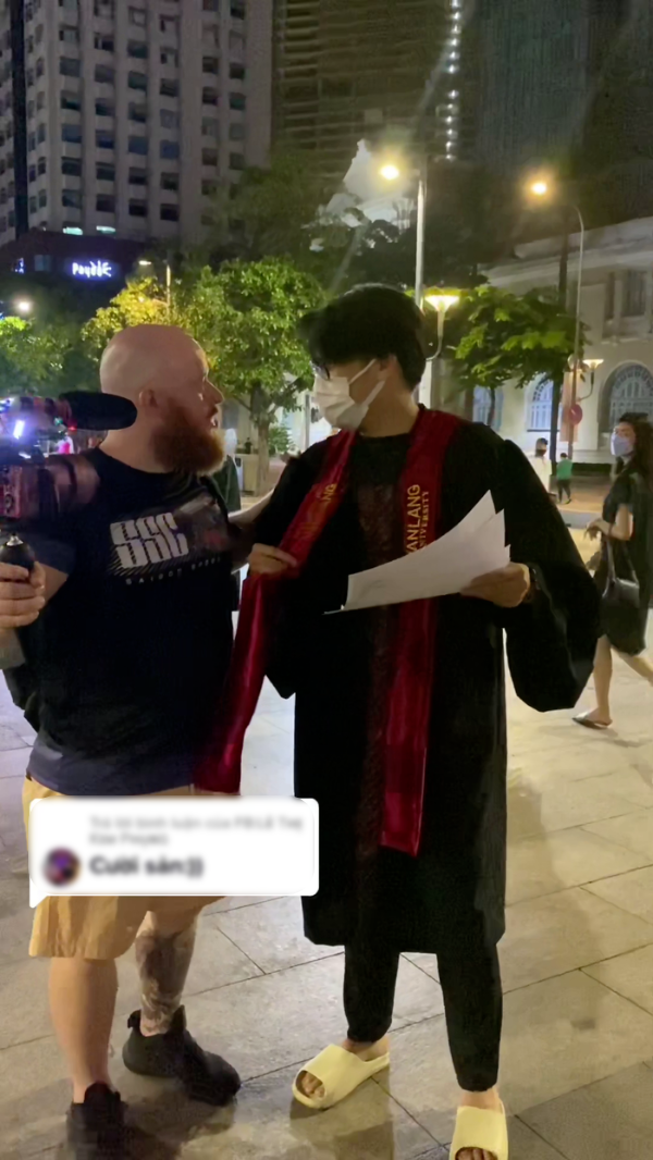 Lâu lâu mới tốt nghiệp Đại học, thanh niên đi khoe hết thành phố