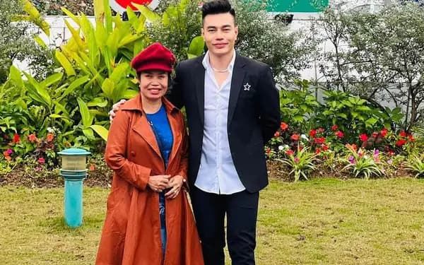 Mẹ hộ tống đi diễn đã lâu, Lê Dương Bảo Lâm quyết định thưởng đậm