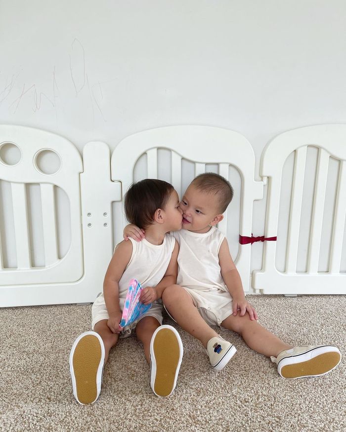 Làm chị khó đấy nhưng mà thật vui: Lisa làm gì cũng nghĩ đến Leon