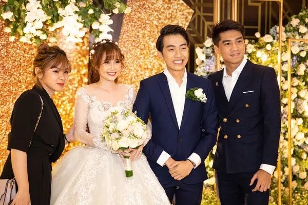 Lộ ảnh thiệp cưới của Streamer Pew Pew và bạn gái: Dân mạng háo hức