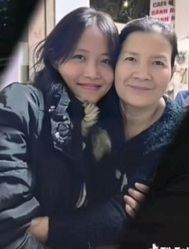 Lộ ảnh Trương Mỹ Nhân, Phí Ngọc Hưng đưa con gái về thăm nội