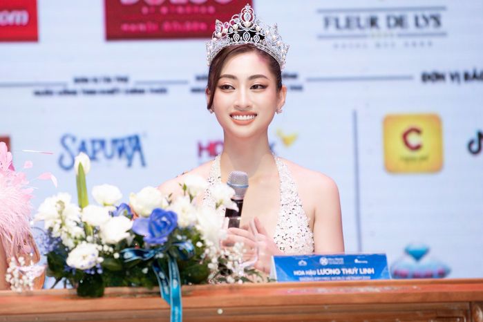 Lương Linh khép lại nhiệm kỳ: Final walk xúc động, lãi nhất quà từ fan
