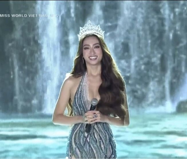 Lương Linh khép lại nhiệm kỳ: Final walk xúc động, lãi nhất quà từ fan