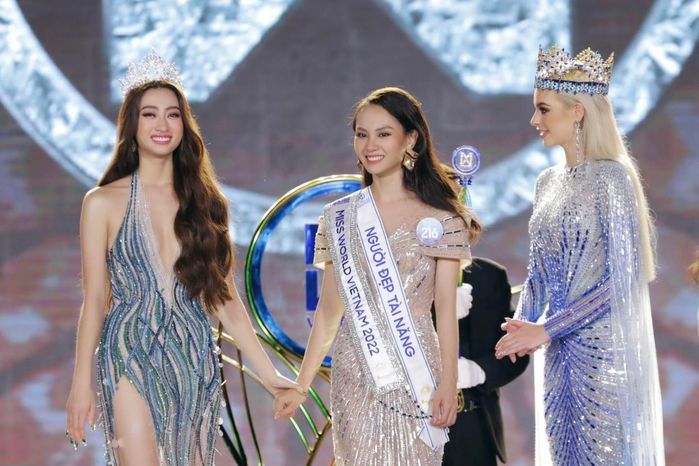 Lương Thùy Linh được bà trùm Hoa hậu tặng xế hộp mừng sinh nhật