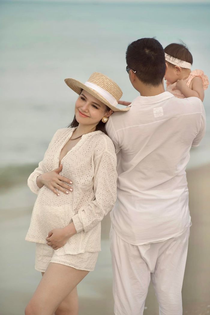 Mẹ bầu chăm sống ảo nhất Vbiz: Karen bụng vượt mặt vẫn xinh như hoa