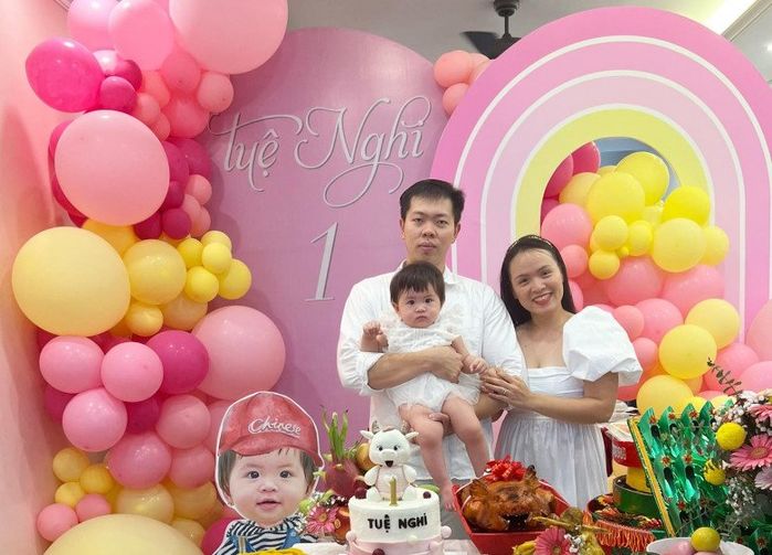 Mẹ đảm Sài Thành tự làm mâm bánh thôi nôi siêu đẹp cho con gái cưng