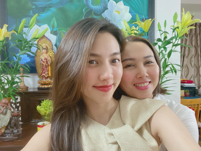 Mẹ sao nữ nhan sắc như nghệ sĩ: Thùy Tiên, Tiểu Vy và mẹ tưởng chị em