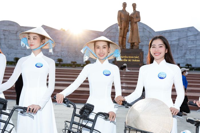 Mới bảo thi Hoa hậu nghiêm túc, Nam Em đã tấu hài ngay được