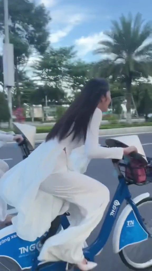 Mới bảo thi Hoa hậu nghiêm túc, Nam Em đã tấu hài ngay được