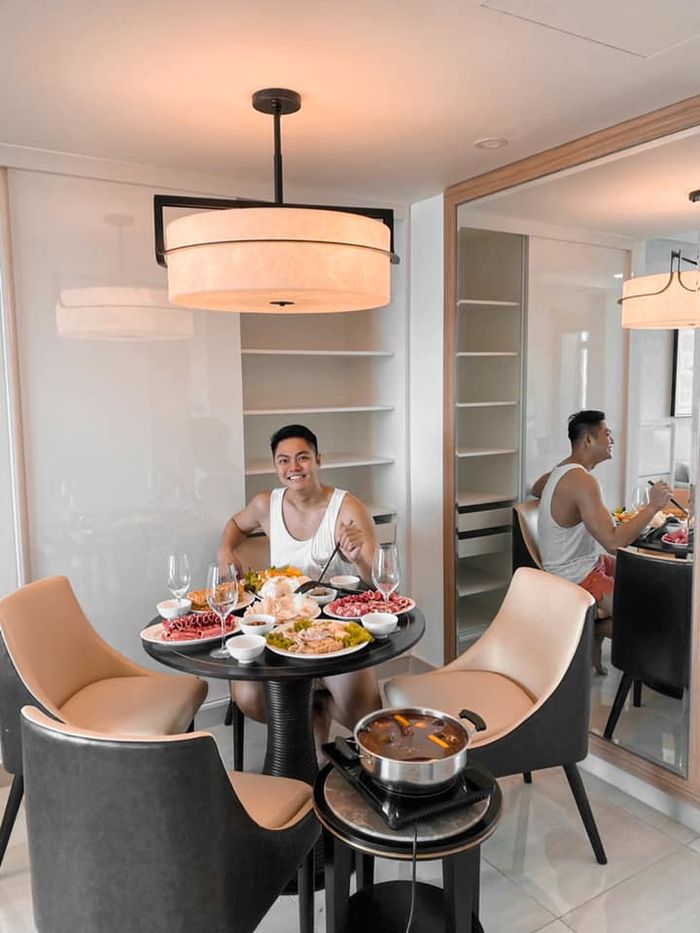Mua nhà ở tuổi 30, chàng trai LGBT tiết lộ: Đưa tiền lương cho mẹ