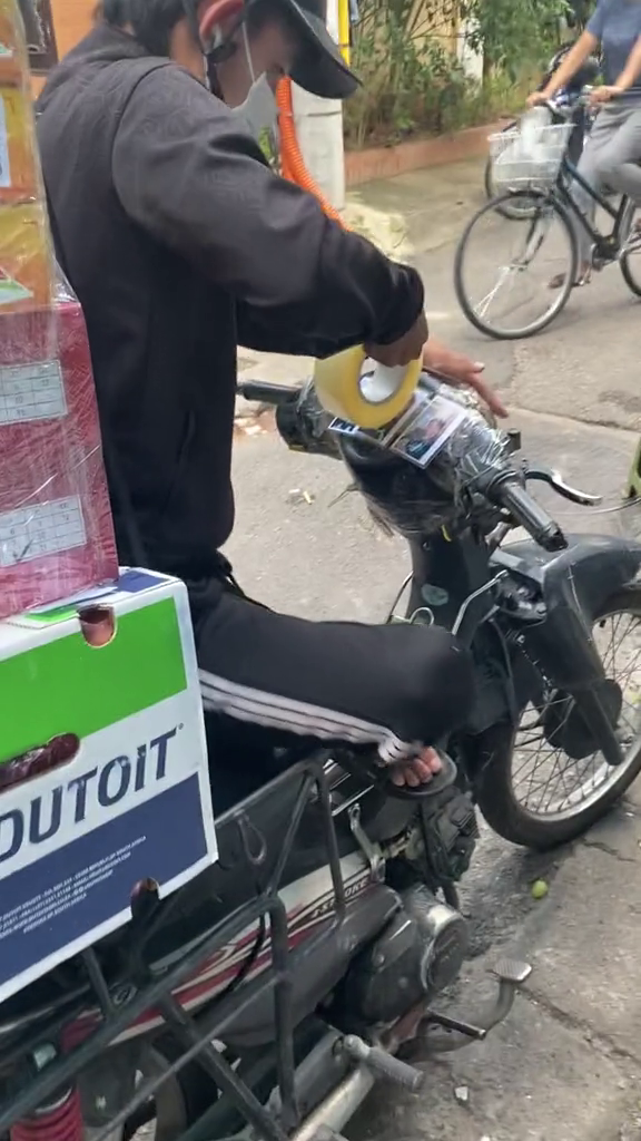 Muôn cách đánh dấu chủ quyền: Chàng shipper dán ảnh bạn gái lên xe