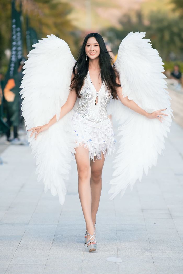 Mỹ nhân Việt diện style “đôi cánh thiên thần”: Hà Hồ chẳng thua ai