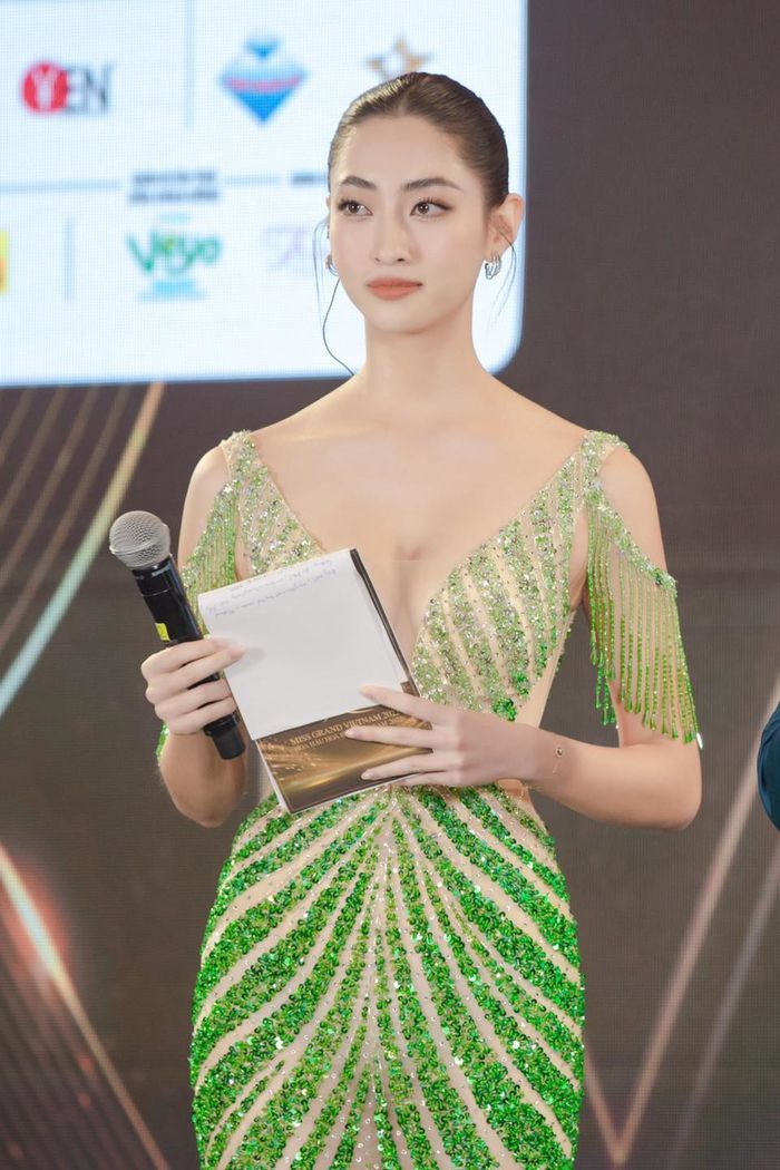 Mỹ nhân Việt diện tóc ngôi giữa: Hồng Diễm, Jennifer Phạm đẹp hơn hoa