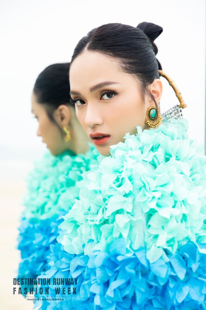 Mỹ nhân Việt diện tóc ngôi giữa: Hồng Diễm, Jennifer Phạm đẹp hơn hoa