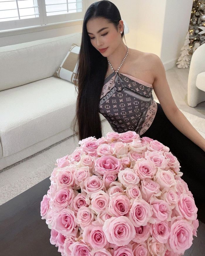 Mỹ nhân Việt phát sốt với style lấy khăn làm áo: Thùy Tiên nhập cuộc
