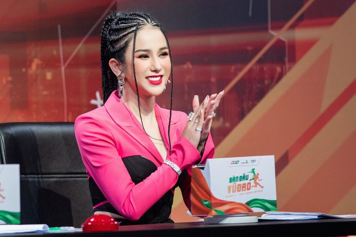 Mỹ nhân Việt sau chia tay: Hương Giang du lịch xả stress