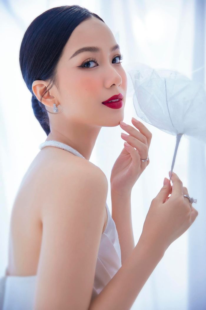 Mỹ nhân Việt sở hữu làn da đẹp phát hờn: Tâm Tít thắp sáng cả hồ bơi
