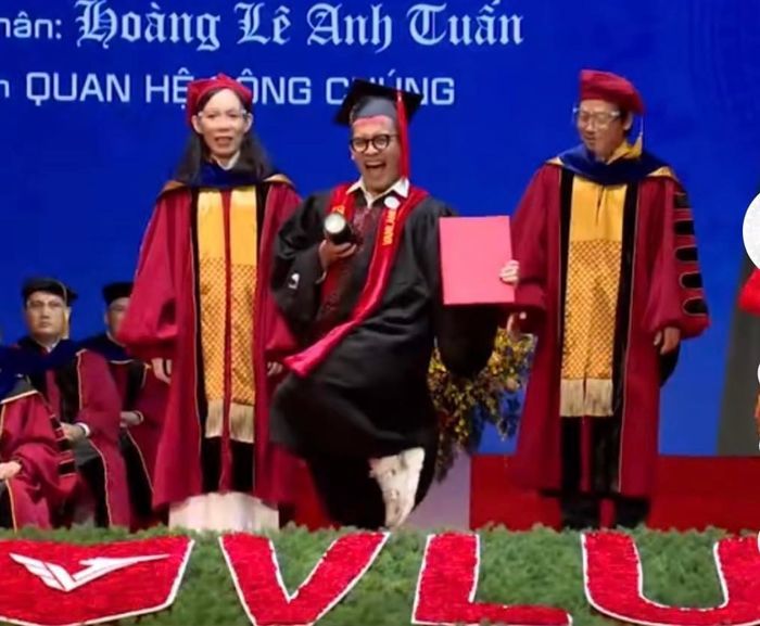 Nam sinh catwalk lốc xoáy 3 vòng mượt như hoa hậu khi lên nhận bằng