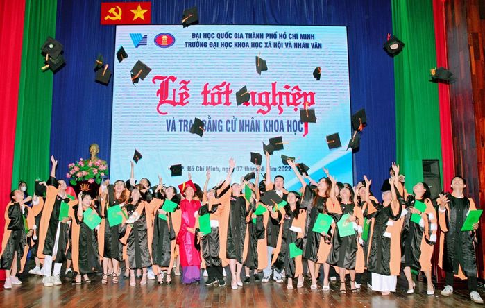 Nam sinh catwalk lốc xoáy 3 vòng mượt như hoa hậu khi lên nhận bằng