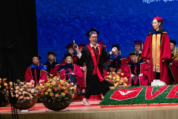 Nam sinh catwalk lốc xoáy 3 vòng mượt như hoa hậu khi lên nhận bằng