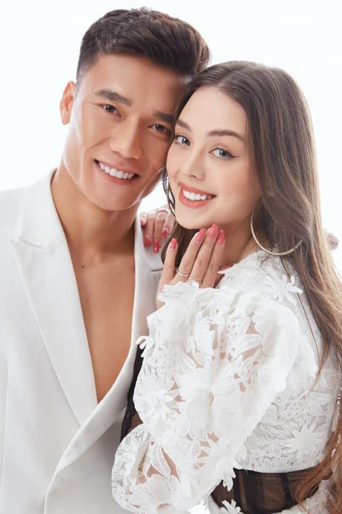 Nàng WAGs bị dìm dáng khi chồng tuyển thủ làm phó nháy