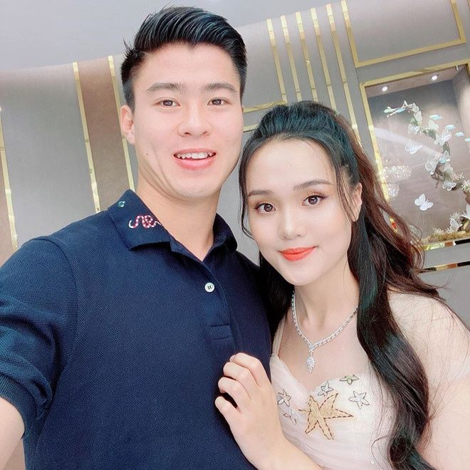 Nàng WAGs bị dìm dáng khi chồng tuyển thủ làm phó nháy