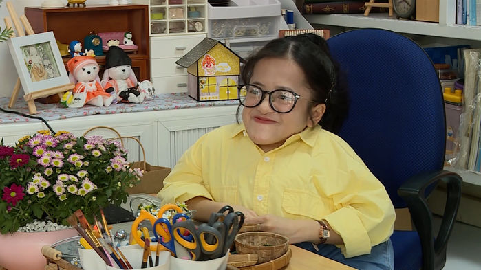 Nghị lực phi thường của cô gái mắc bệnh xương thủy tinh, chỉ cao 70cm