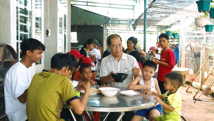 Người cha mắc u não của 131 đứa trẻ: Xúc động khi nhận được 1,8 tỷ