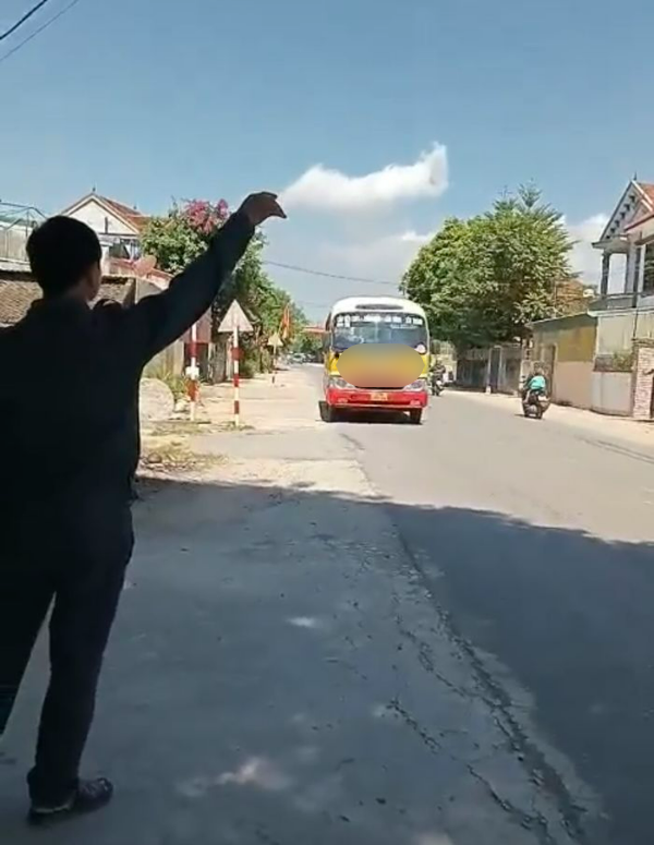 Người đàn ông khiếm khuyết bị 4 tài xế xe buýt ngó lơ được giúp đỡ