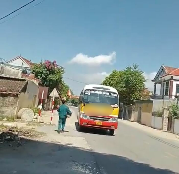 Người đàn ông khiếm khuyết không đón được xe bus lại được giúp đỡ