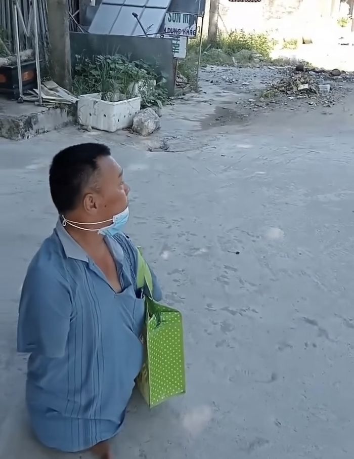 Người đàn ông khiếm khuyết không đón được xe bus lại được giúp đỡ