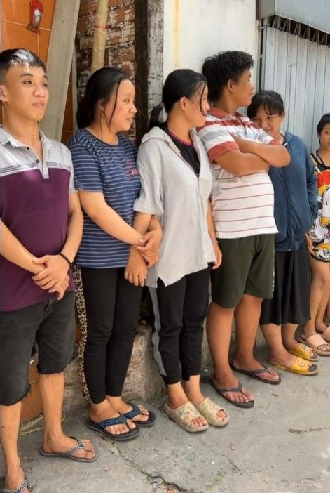 Người phụ nữ bán vé số 8x đẻ một lèo 11 người con: Chồng đi hát rong