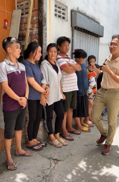 Người phụ nữ bán vé số 8x đẻ một lèo 11 người con: Chồng đi hát rong