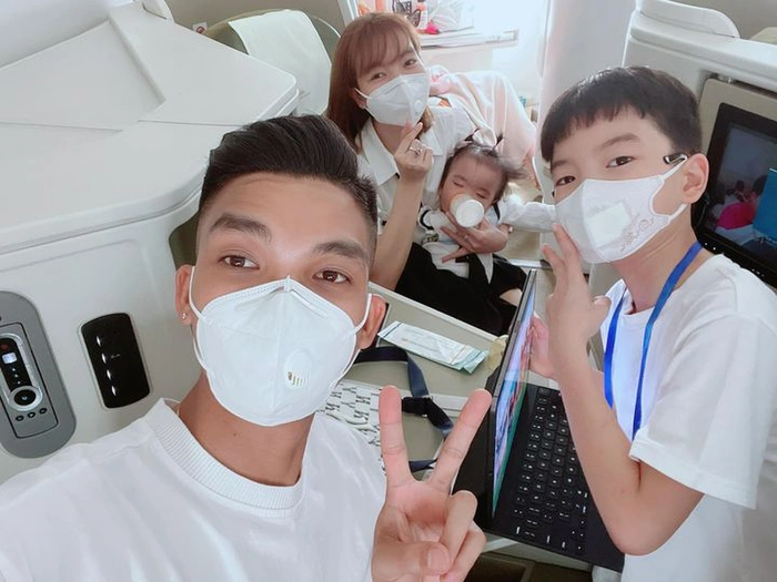 Nhóc tỳ hot nhất Vbiz đi máy bay: Cậu út Leon khiến fan đổ gục