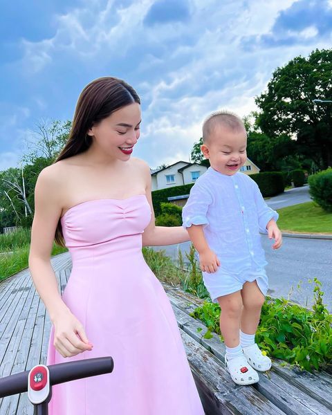 Nhóc tỳ hot nhất Vbiz đi máy bay: Cậu út Leon khiến fan đổ gục
