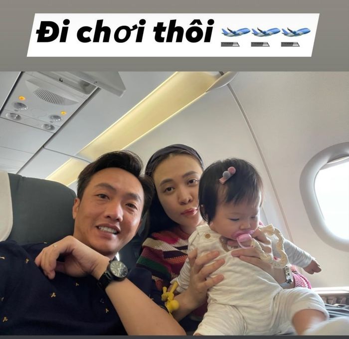 Nhóc tỳ hot nhất Vbiz đi máy bay: Cậu út Leon khiến fan đổ gục