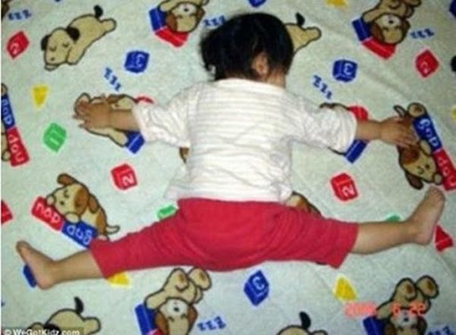 Những dáng ngủ đỡ không nổi của các nhóc tỳ: Đang ngủ tưởng tập yoga