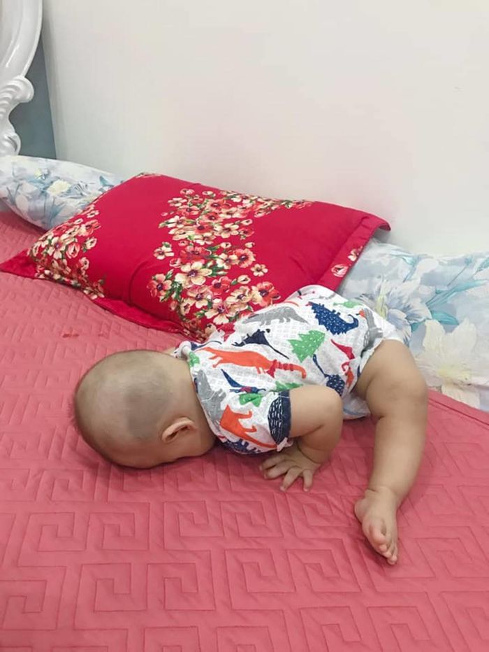 Những dáng ngủ đỡ không nổi của các nhóc tỳ: Đang ngủ tưởng tập yoga
